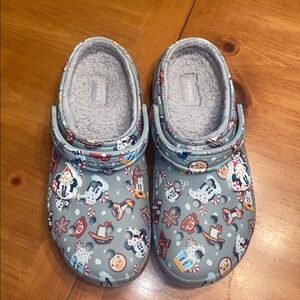 Disney Parks 2021 Holiday Crocs UNISEX W 10 gray multi Mickey & friends cocoa